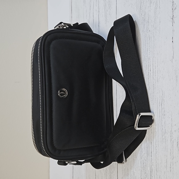 Lululemon crossbody camera bag in black - Picture 7 of 15